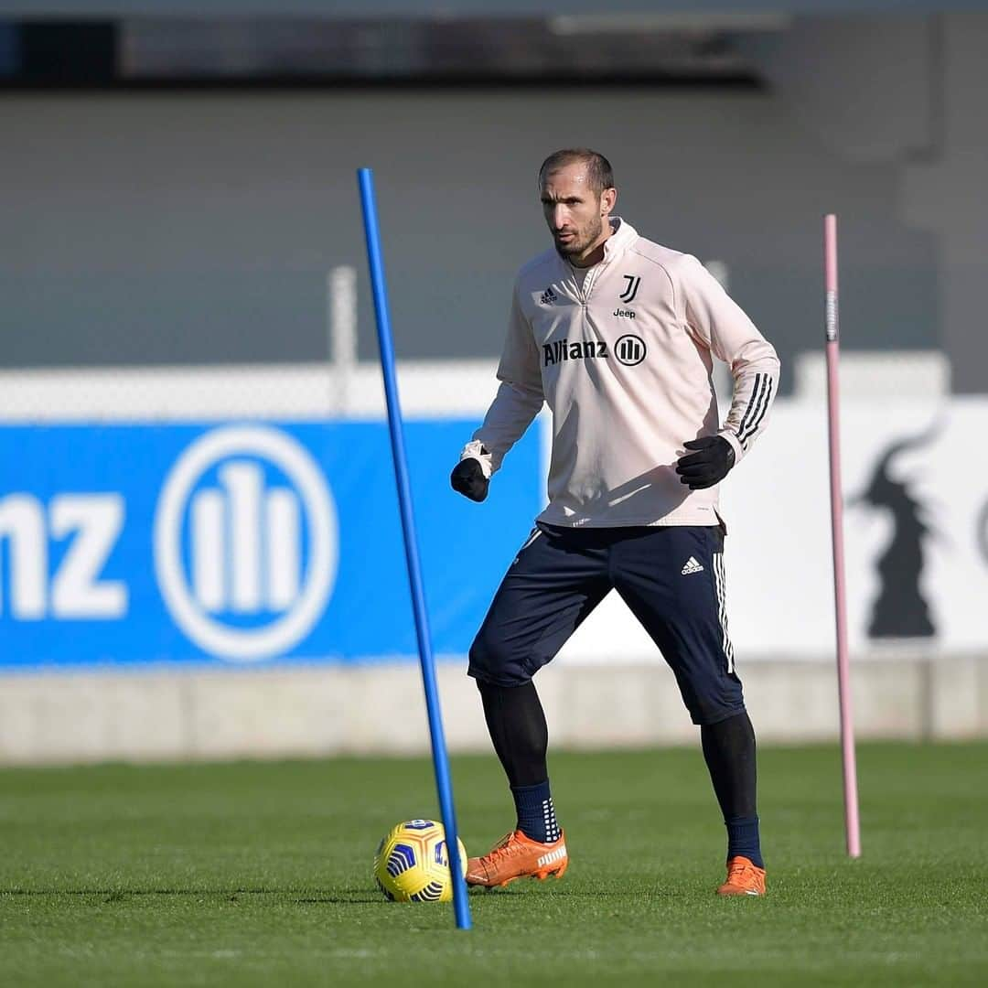 ユヴェントスFCさんのインスタグラム写真 - (ユヴェントスFCInstagram)「Preparations for #JuveSassuolo on their way 👉  #FinoAllaFine #ForzaJuve」1月9日 2時33分 - juventus