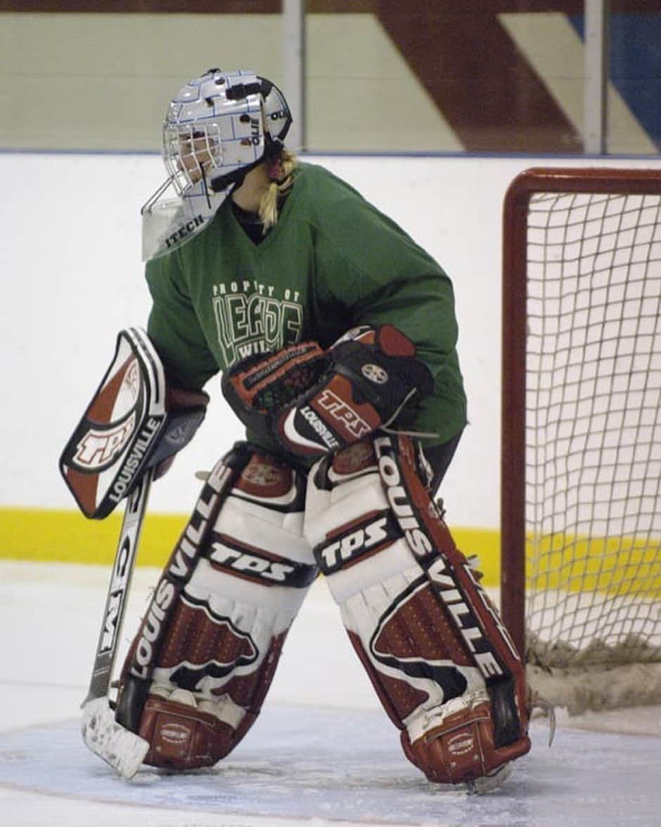 レイチェル・スカーステンのインスタグラム：「Found some treasures today. I couldn’t even skate when I decided I wanted to be a goalie, but that seemed like a technicality to me. I was 14 and had fallen in love with goaltending after watching a Maple Leaf’s game with my brother. It was a singularly insane idea, but I was determined. By 17, I was playing midget AA. I am SO grateful that there were coaches and teachers along the way who believed in my wacky dream and gave me a shot to play for their teams, spent hours training me, picked me up for practices, paid for my summer camps. I’m so grateful that there were other young women who encouraged me and vouched for me, some of whom have remained lifelong friends. Hockey gave me confidence. It gave me a team of young women behind me, a place I truly belonged. It gave me surrogate fathers after I had lost mine. It taught me I was powerful and able to achieve anything I set my mind to. I wanted to shout out all the coaches and teachers who devote their time to uplifting young men and women like I was. I wouldn’t be who I am today if I hadn’t had people like you. ❤️」