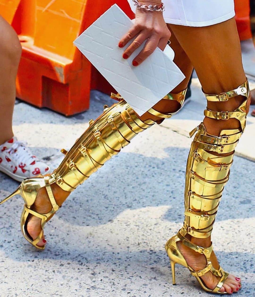 アンナ・デッロ・ルッソのインスタグラム：「Miss glamorous accessories ⭐️✨💫🌟 golden gladiator @tomford boots」