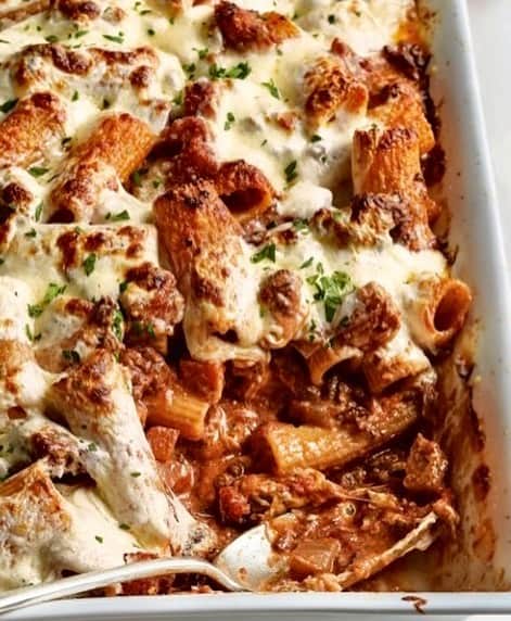 アイナ・ガーテンのインスタグラム：「I’m a little cranky these days because it’s cold, it gets dark early, and I can’t see my friends. My Baked Rigatoni with Lamb Ragù is the perfect comfort food - it’s somewhere between a bowl of rich lamb stew and a cheesy baked pasta. I dare you to be cranky while you’re eating this! Recipe link in profile.  #moderncomfortfood  📷: @quentinbaconphoto」