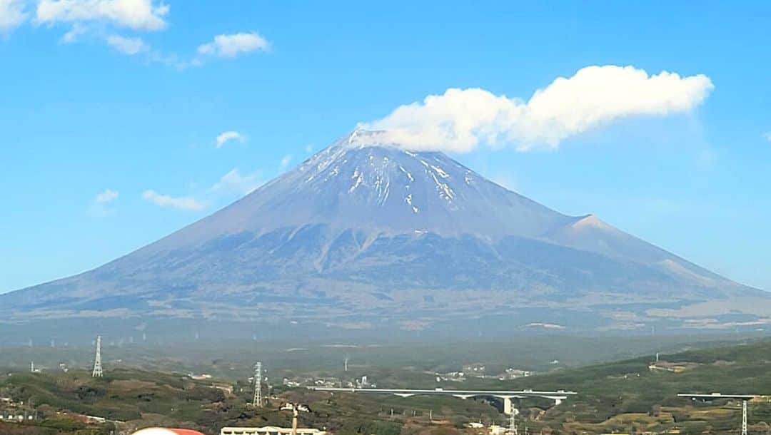 のインスタグラム：「1/7に新幹線から撮影した富士山。　 ギリギリお正月？だから縁起物として載せてみました🗻 それにしても今冬の富士山は雪が少ないような…。 今年は何回富士山見られるかな。  #富士山 #縁起物 #お正月 #galaxyカメラ部 #galaxynote20ultra #singerslife」