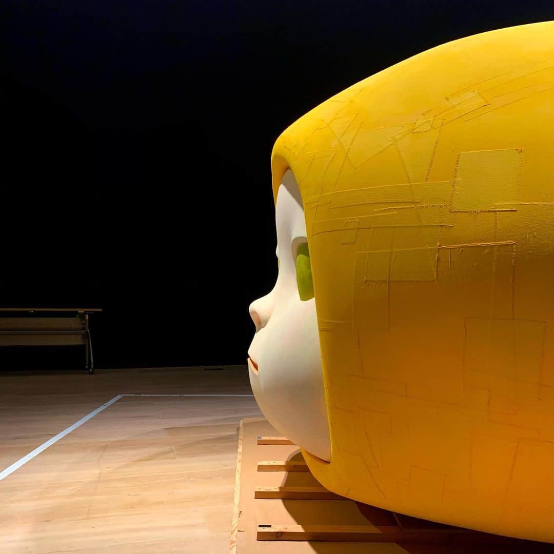 奈良美智のインスタグラム：「The show is over. The moon on the rooftop has came down to the floor.」