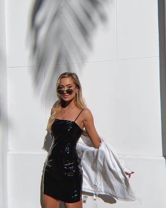 ゲスのインスタグラム：「from day to night 🖤✨ tap to shop the ariane patent hologram dress #LoveGUESS (📸: @robbijan)」