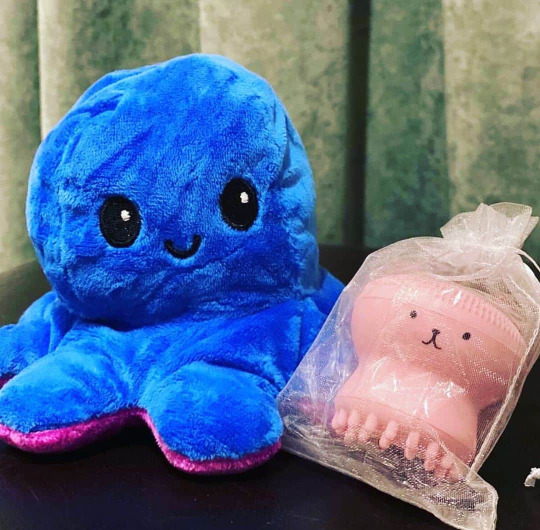 ラリサ・ヨルダケのインスタグラム：「🐙 New Year’s GIVEAWAY 🐙  Începem noul an cu un super GIVEAWAY împreună cu @octopus.thefamily. Așadar, tot ce aveți de făcut pentru a câștiga haioasa caracatiță marca @octopus.thefamily împreună cu un burețel facial este:  🤸🏻‍♀️ follow paginilor @larisa_iordache și @octopus.thefamily  🤸🏻‍♀️ tag prietenilor tăi cei mai buni  🤸🏻‍♀️ dacă dorești un share pe story, este binevenit   Câștigătorul va fi ales prin Getcombot.com, pe data de 15.01.2021, orele 20:00, pe pagina @octopus.thefamily  Mult succes! 🐙💜🐙💜🐙💜🐙💜」