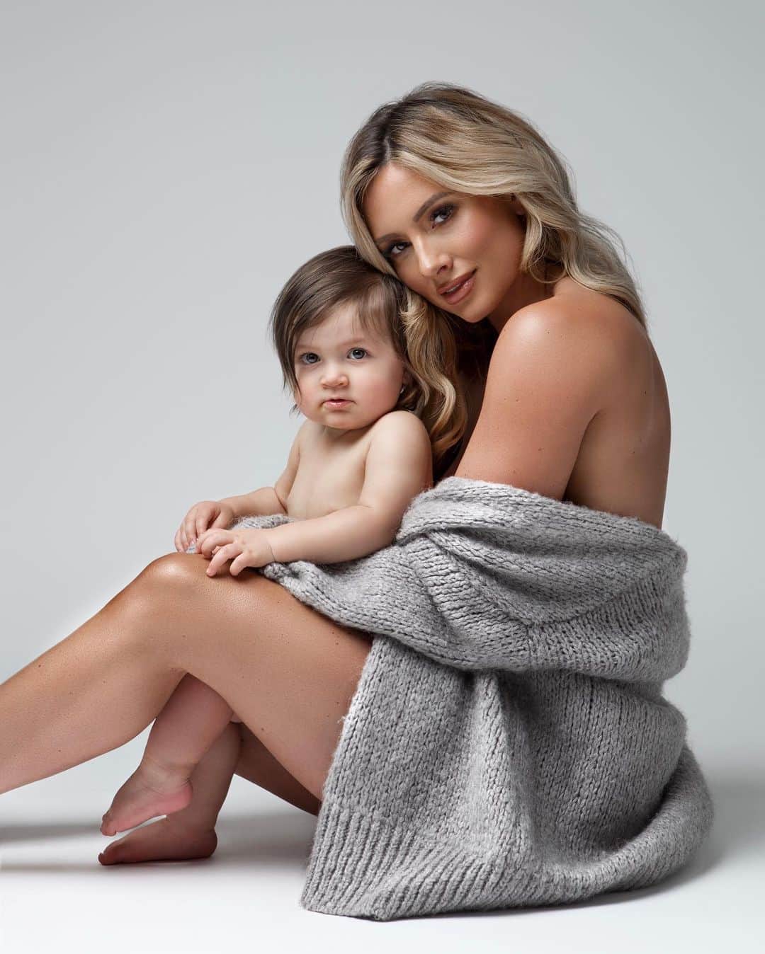 Paige Hathawayさんのインスタグラム写真 - (Paige HathawayInstagram)「Baby P and me! 👶🏼🤍 Which photo is your fav? @oxanaalexphotography」1月9日 2時45分 - paigehathaway