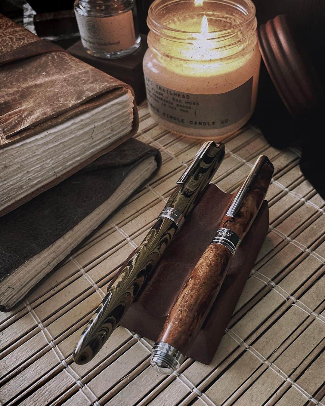 Catharine Mi-Sookさんのインスタグラム写真 - (Catharine Mi-SookInstagram)「A good portion of my weekend plans... 🕯📖🪶 . . . . . Handbound Leather Journals @quillandarrow. Handcrafted Fountain Pens @recifeparis. Wooden Pen Rest @galen_leather. . . . . . #quietmoments #journals #journaling #quillandarrow #handmadejournal #bookbinding #recifeparis #recife #fountainpens #writinginstruments #pitchpinepottery #candleholders #galenleather #loveforanalogue #journalinspiration #darkacademia #darkacademiaaesthetic #cozyvibes #seasonspoetry #darkandmoody #myquietbeauty #stillswithstories #poetryofsimplethings #bookaesthetic #embracingaslowerlife #booksandcandles」1月9日 2時46分 - catharinemisook