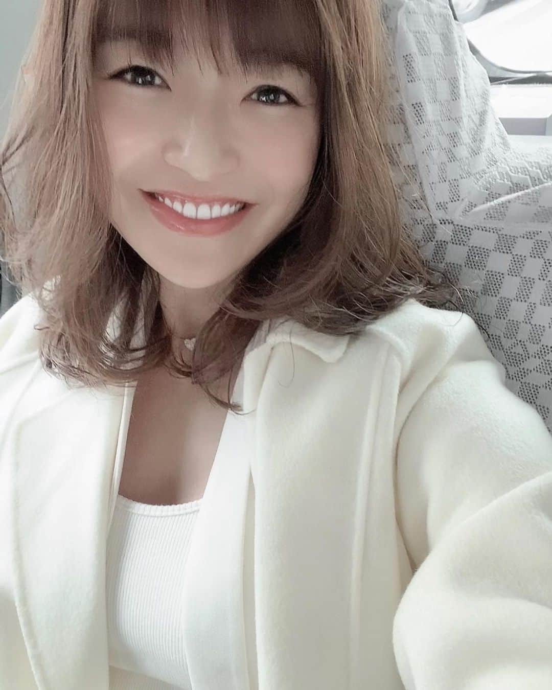 紺谷みえこのインスタグラム：「髪伸びたよー&色が明るくなってきたので また黒くしたいよぉー♡って どうでもいい内容でごめんなさい🙈  三連休はおうちにいます。 医療従事者の方々、心からありがとうございます。」