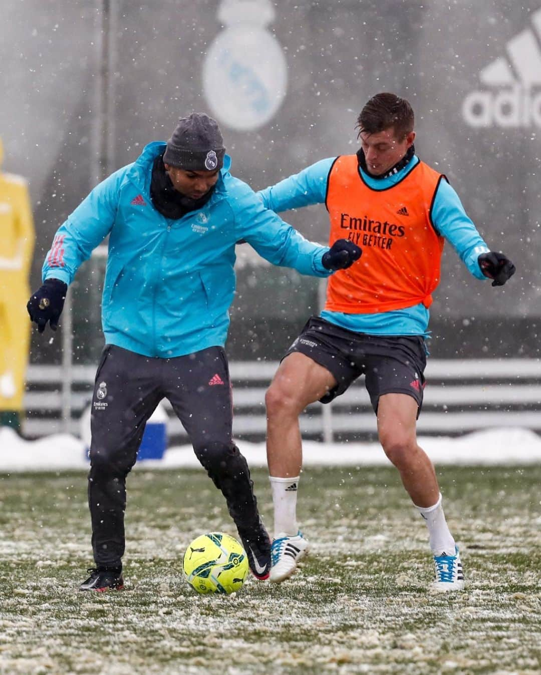 レアル・マドリードさんのインスタグラム写真 - (レアル・マドリードInstagram)「🌨️ Let it snow!  ❄️ ¡Dándolo todo con o sin nieve! #RMCity • #HalaMadrid」1月9日 3時05分 - realmadrid