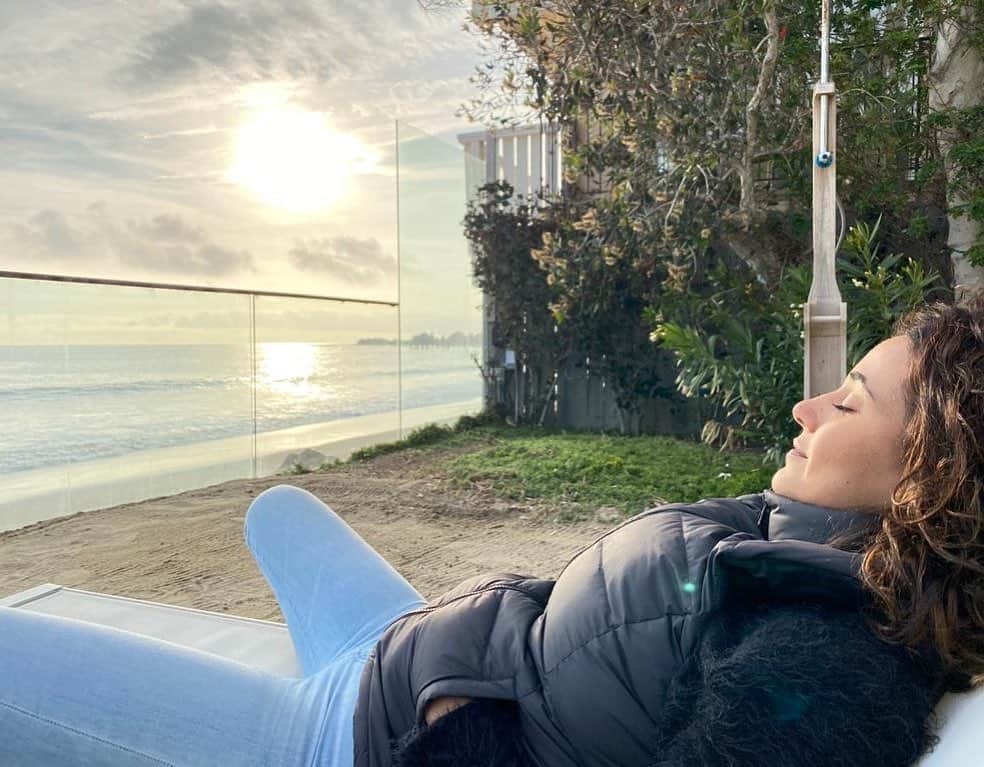 エマニュエル・シュリーキーのインスタグラム：「#flashbackfriday to this peaceful moment on one of my favorite beaches in #LA.. breathing in the salt air and soaking up the rays.. turbulent week since this moment but a reminder to breathe.. we got this:) Photo by @samtrammellofficial  #happyfriday #shabbatshalom❤️」