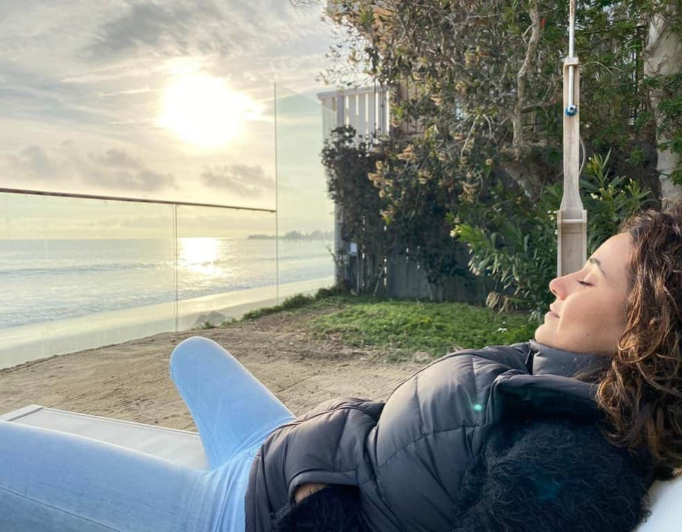 エマニュエル・シュリーキーさんのインスタグラム写真 - (エマニュエル・シュリーキーInstagram)「#flashbackfriday to this peaceful moment on one of my favorite beaches in #LA.. breathing in the salt air and soaking up the rays.. turbulent week since this moment but a reminder to breathe.. we got this:) Photo by @samtrammellofficial  #happyfriday #shabbatshalom❤️」1月9日 3時06分 - echriqui