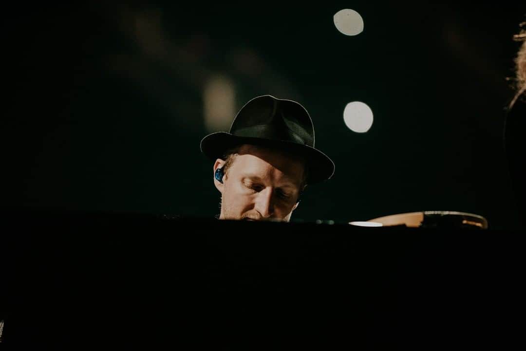 The Lumineersのインスタグラム：「I (@jeremiahfraites) just added the song “Please Won’t Please” - @heladonegro to our playlist.  A friend of mine sent me this song to check it out to see if I’d like it. I was immediately drawn in by the drum track and its intentional odd production. The song washed over me and instilled a certain calmness throughout my mind. There’s an odd sense of confidence in this song that I can’t quite put my finger on and it makes me like it even more.」