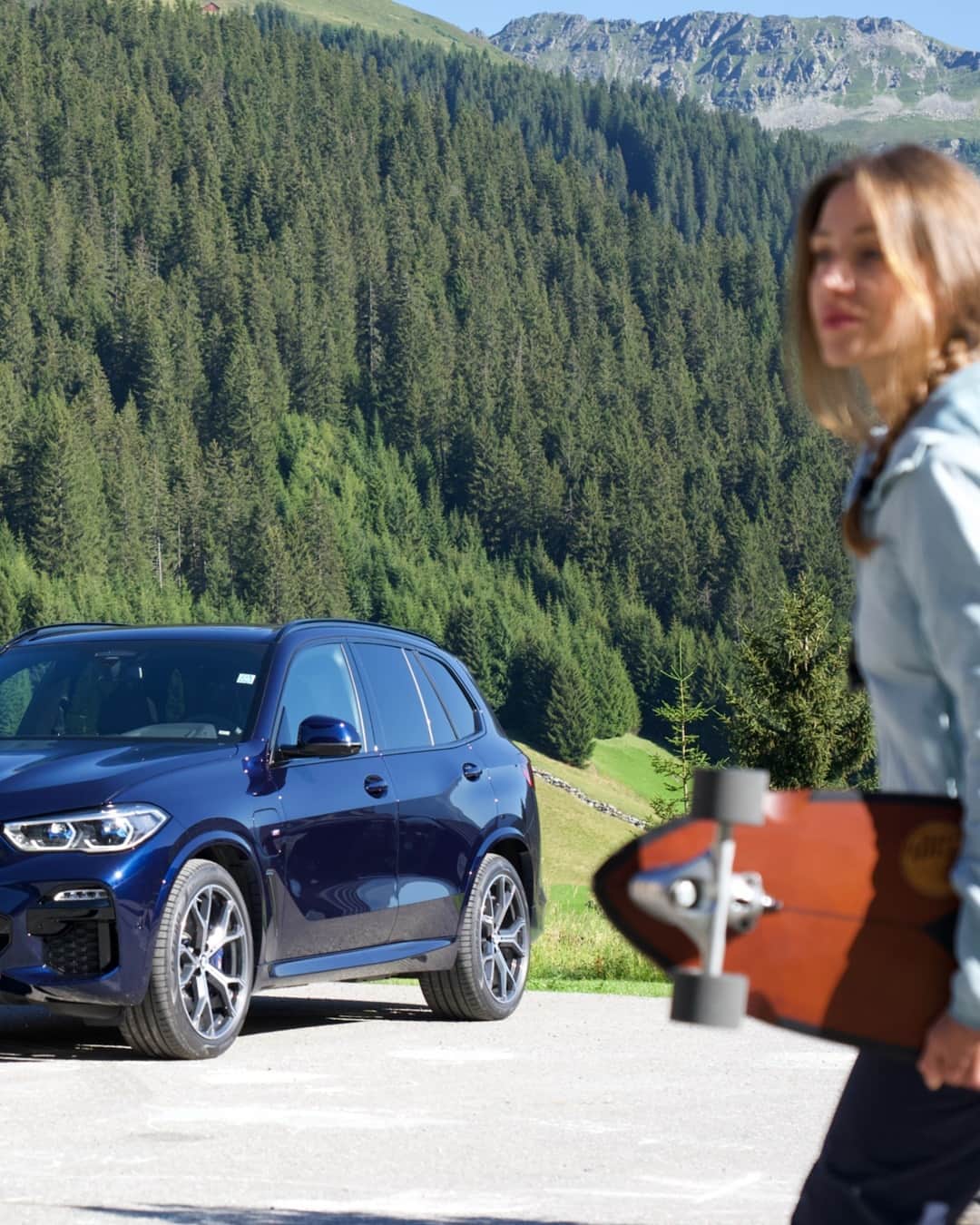 BMWのインスタグラム：「Just pack up and go. The BMW X5. #TheX5 #BMW #X5 @alice.linari @loalesi #pluginhybrid #joyelectrified __ BMW X5 xDrive45e: Fuel consumption weighted combined in l/100km: 2.1–1.6 (NEDC); 1.7–1.2 (WLTP), CO2 emissions weighted combined in g/km: 47–37 (NEDC); 29–27 (WLTP), Power consumption weighted combined in kWh/100km: 25.2–23.5 (NEDC); 27.7–24.3 (WLTP). Further information: www.bmw.com/disclaimer   286 hp, 210 kW, 450 Nm, Acceleration (0-100 km/h): 5.6 s, Top speed (limited): 235 km/h.」