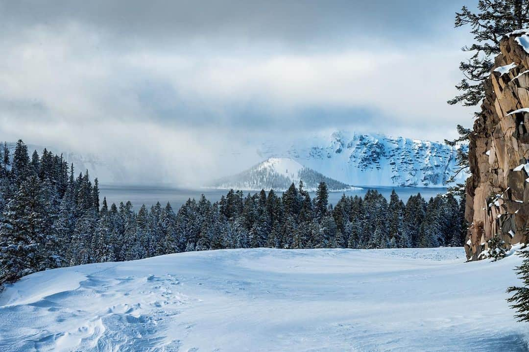 NikonUSAさんのインスタグラム写真 - (NikonUSAInstagram)「Starting the day with a serene winter view of Crater Lake.  📸: @stuman.chu with the Z 6 and NIKKOR Z 24-70mm f/4 S. #Zcreators #landscapephotography #CraterLake #Z6 #NIKKORZ」1月9日 3時03分 - nikonusa