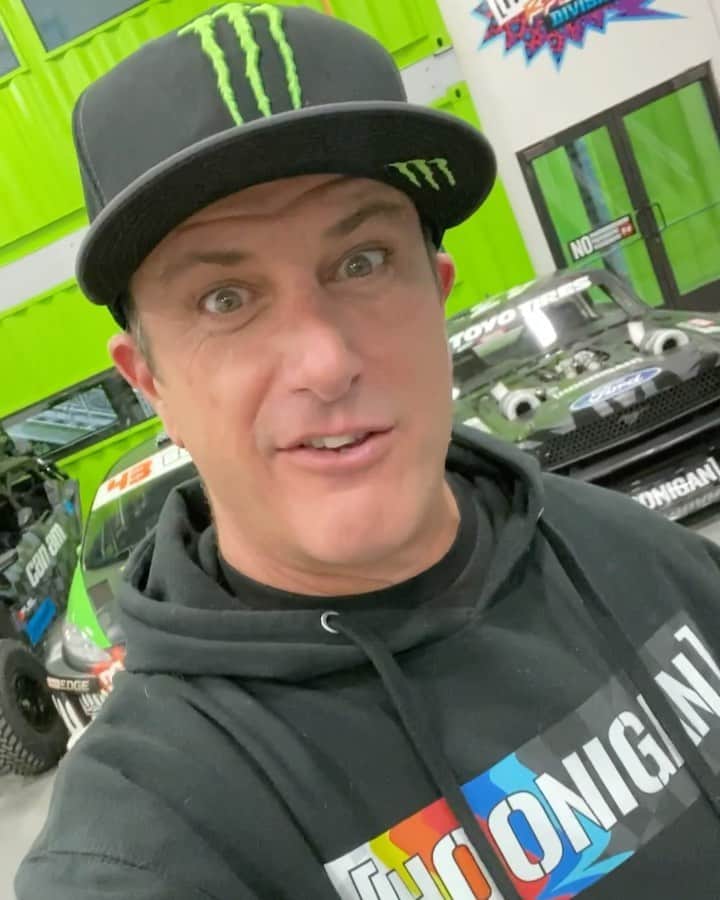 ケン・ブロックのインスタグラム：「It’s been an awesome 11 years with Ford in an exclusive sponsorship, but the time has come to start seeing other people! I’ve had 19 wins, 17 podiums and 2 X Games medals with Ford in rally and rallycross, along with 500+ million views on the Gymkhana videos, plus we built rad vehicles like the Hoonicorn and Hoonitruck. But now, I am a free agent. I am stoked to still potentially work with Ford, but also really looking forward to racing and hooning some new vehicles!」