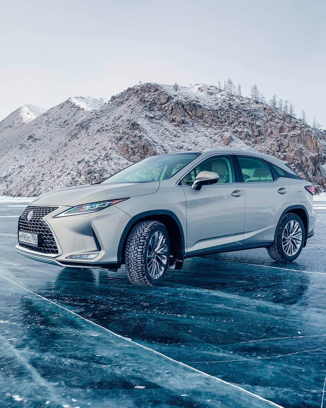 Lexus UKさんのインスタグラム写真 - (Lexus UKInstagram)「How cool is this #LexusRX?  #Design #CarDesign #Automotive #Lexus #CarsofInstagram #LuxuryTravel #Luxury #Lexus #Ice #Siberia #LakeBaikal」1月9日 3時12分 - lexusuk