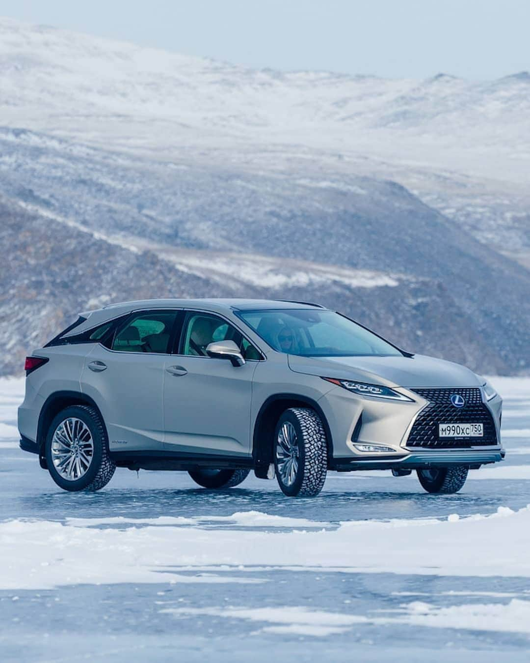 Lexus UKさんのインスタグラム写真 - (Lexus UKInstagram)「How cool is this #LexusRX?  #Design #CarDesign #Automotive #Lexus #CarsofInstagram #LuxuryTravel #Luxury #Lexus #Ice #Siberia #LakeBaikal」1月9日 3時12分 - lexusuk