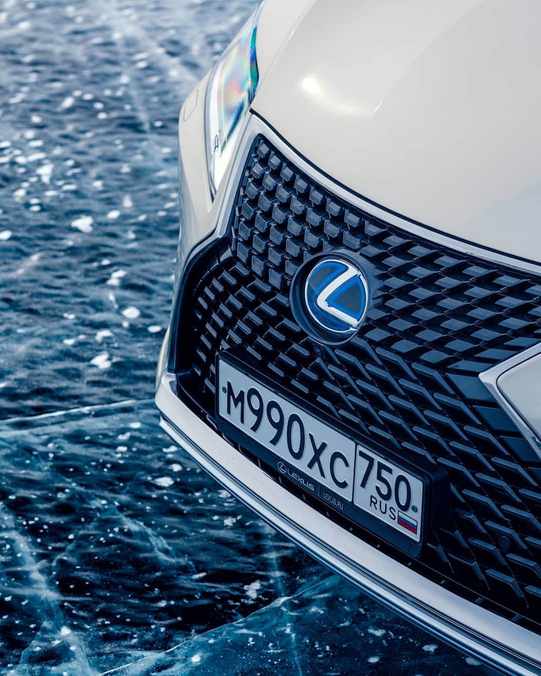 Lexus UKさんのインスタグラム写真 - (Lexus UKInstagram)「How cool is this #LexusRX?  #Design #CarDesign #Automotive #Lexus #CarsofInstagram #LuxuryTravel #Luxury #Lexus #Ice #Siberia #LakeBaikal」1月9日 3時12分 - lexusuk
