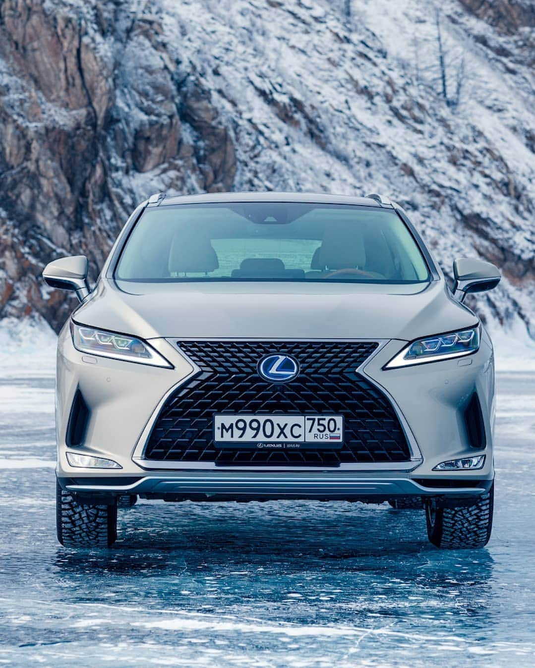 Lexus UKさんのインスタグラム写真 - (Lexus UKInstagram)「How cool is this #LexusRX?  #Design #CarDesign #Automotive #Lexus #CarsofInstagram #LuxuryTravel #Luxury #Lexus #Ice #Siberia #LakeBaikal」1月9日 3時12分 - lexusuk