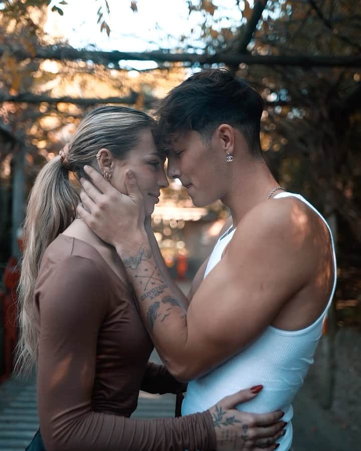 チャーリー・ジョーダンのインスタグラム：「Sneak peak of our double date to the @santabarbarazoo with @daisykeech and @michaelyerger ❤️ so excited to continue bringing awareness and working with incredible people this year like @forrest.galante . Full YouTube video coming soon! The Santa Barbara zoo is an AZA accredited zoo meaning it meets the highest standards in animal care and welfare and provides a fun, safe, and educational family experience. In addition, they dedicate millions of dollars annually to support scientific research, conservation, and education programs. This zoo specifically help to save the channel Islands fox, which I will talk all about in the YouTube video! 💕 Outfit @revolve」