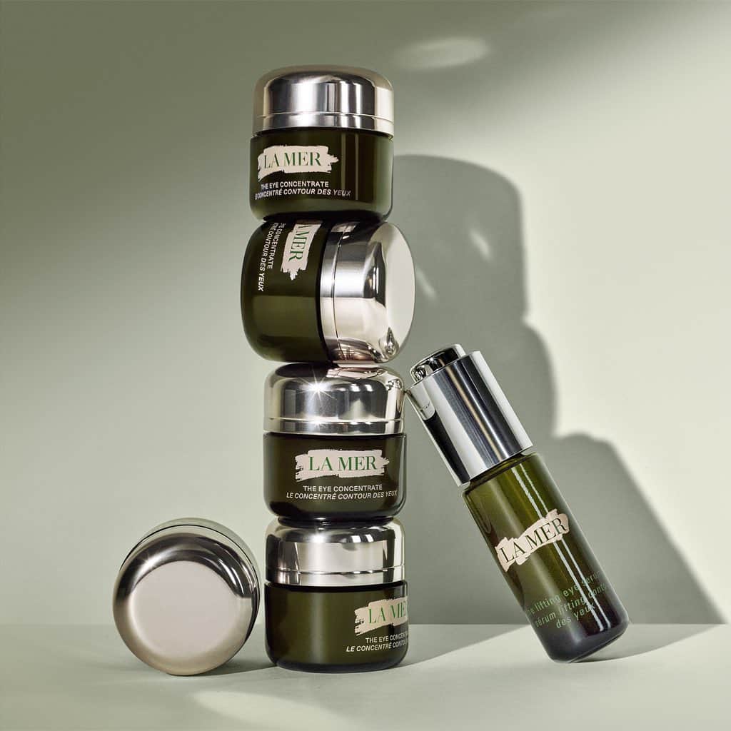 ドゥラメールのインスタグラム：「Draws the eye up, doesn’t it? Our powerhouse eye treatments zero in on virtually all your eye area needs. From a vibrant recharge to a contour-hugging rejuvenation, these focused benefit boosters make all the difference even when the look is just a passing glance.」