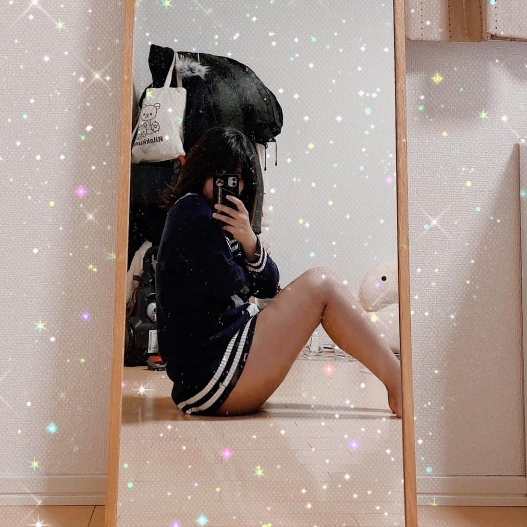 SIRIUSのインスタグラム：「真的太冷了，在家當廢物 . . #ootd #ootdfashion #homestyle #bedroom #cute #kawaii #girl #legs #stayhome #staysafe #weekend #dailylook #winter #lifestyle #instagood #instagram #instalike #instadaily #nomakeup  #部屋着 #女子部屋 #日常 #冬 #今日のコーデ #今日の服 #美脚 #すっぴん  #素顏 #自拍」