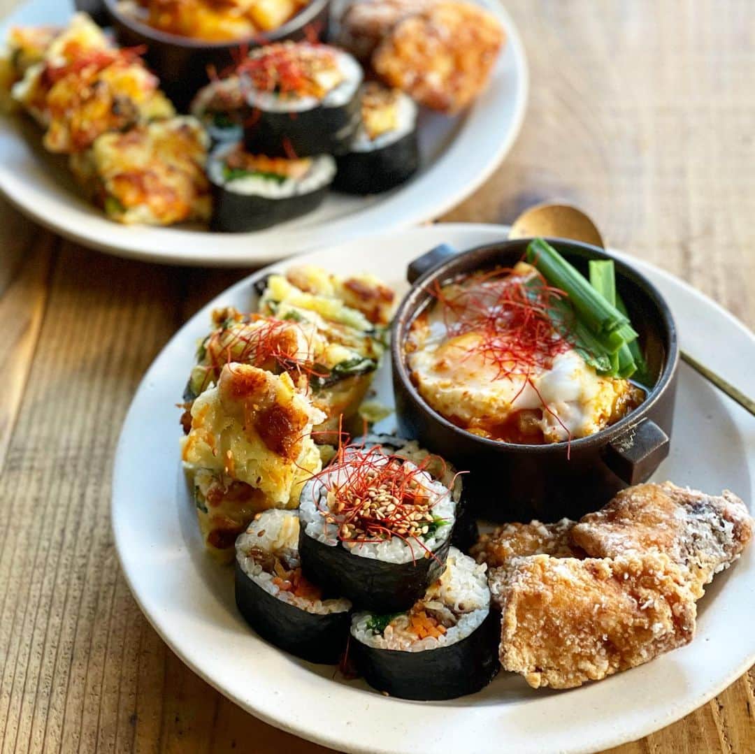 Atsukoのインスタグラム：「today's lunch 2021.01.09 ・ ・ スンドゥブチケ キンパ さわらの唐揚げ チヂミ ・ ・ お弁当も同じ内容で。 無性にキンパ食べたくなり作成。 夜は米食べたく無いので、昨日サムギョプサルだったけど今日に持ち越し。 キムチがなくなっちゃったので、チゲはお豆腐で。 美味しくできて良かった😋」