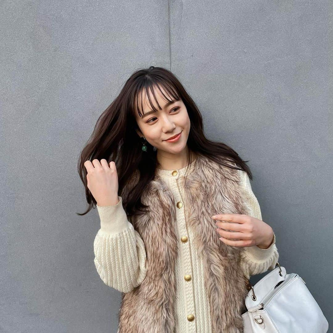 塩谷美佳のインスタグラム：「遅ばせながら #hello2021 ❤︎  今年も自分らしく、感謝を忘れず人生楽しんでいきたいと思います✨✨  fur #zara knit #おばあちゃんのお下がり (再びw)」