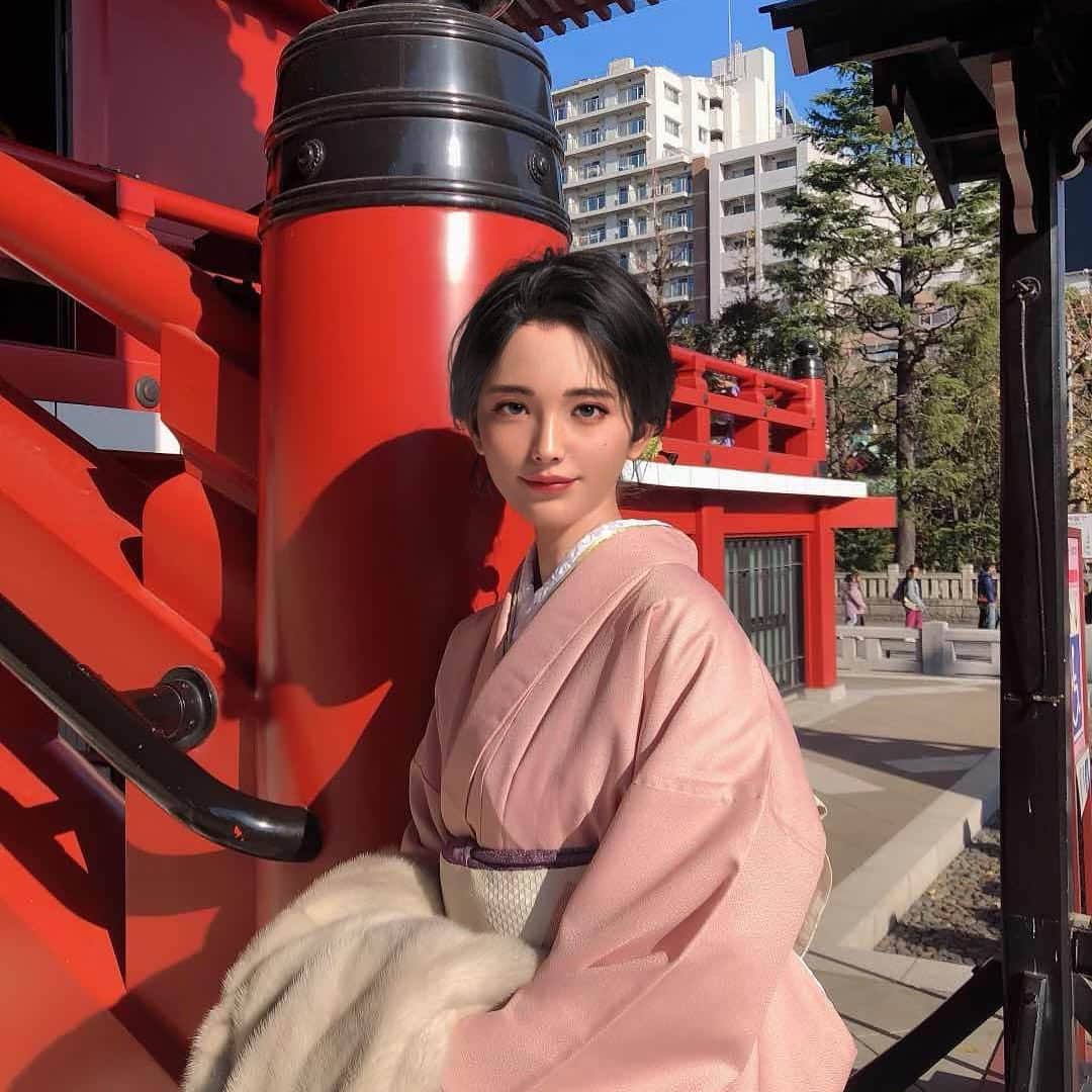 のインスタグラム：「⛩ ℍ𝔸𝕋𝕊𝕌𝕄𝕆𝕌𝔻𝔼 𓄃﻿ 少し遅い初詣﻿ 人が少ない朝一で行ってきた𓅯﻿ ﻿ 1人で過ごす時間が長かった2020年﻿ だからより丁寧に暮らせた贅沢な一年﻿ そして迎えた𓍯﻿ 当たり前がまだ当たり前にできない2021年﻿ それでも笑顔で前向きに新しい可能性を探し続けたい一年になりますよう𓈒𓏸𓐍﻿ ﻿ #Rialife#新年#初詣#感謝#祈り#着物#newyear2021#hatsumoude#kimonofashion#kimonogirl #fashion#winterfashion#happinessisfree#flower#happinesseverywhere#nowyouknow#sustainable#instagood#chance#betterword#neverever#oneworld#loveislove」