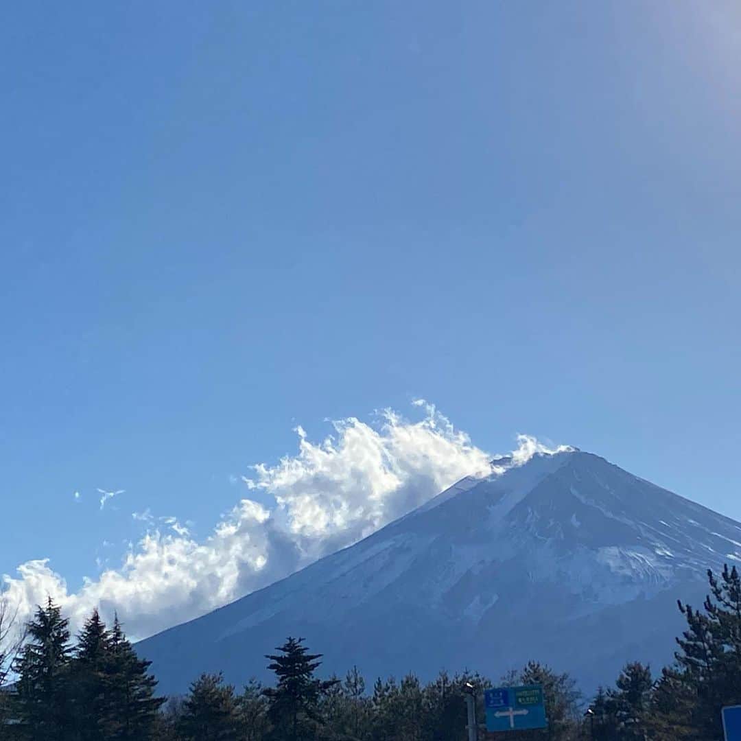 小野麻亜矢さんのインスタグラム写真 - (小野麻亜矢Instagram)「年始早々に見れた富士山！ なんか、私的には富士さん！笑 富士様かもしれない。  これを見ると、なぜかパワーをもらえる気がするし、 こんな近くで見られて、空気も綺麗、お天気も良くて、、、  目に見えない悪さをするウィルスさえなければ、、、  #富士山#静岡側からの富士山 #どの角度から見てもいい #得した気分になるのはなぜ #富士山偉大 #晴天#空気が綺麗 #また見たい」1月9日 12時44分 - ono_maaya