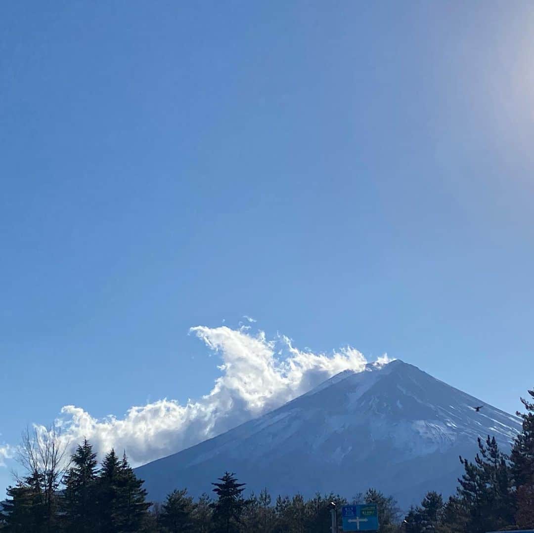 小野麻亜矢さんのインスタグラム写真 - (小野麻亜矢Instagram)「年始早々に見れた富士山！ なんか、私的には富士さん！笑 富士様かもしれない。  これを見ると、なぜかパワーをもらえる気がするし、 こんな近くで見られて、空気も綺麗、お天気も良くて、、、  目に見えない悪さをするウィルスさえなければ、、、  #富士山#静岡側からの富士山 #どの角度から見てもいい #得した気分になるのはなぜ #富士山偉大 #晴天#空気が綺麗 #また見たい」1月9日 12時44分 - ono_maaya