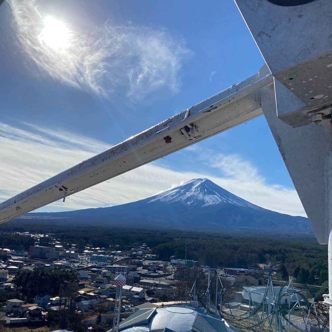 のインスタグラム：「年始早々に見れた富士山！ なんか、私的には富士さん！笑 富士様かもしれない。  これを見ると、なぜかパワーをもらえる気がするし、 こんな近くで見られて、空気も綺麗、お天気も良くて、、、  目に見えない悪さをするウィルスさえなければ、、、  #富士山#静岡側からの富士山 #どの角度から見てもいい #得した気分になるのはなぜ #富士山偉大 #晴天#空気が綺麗 #また見たい」