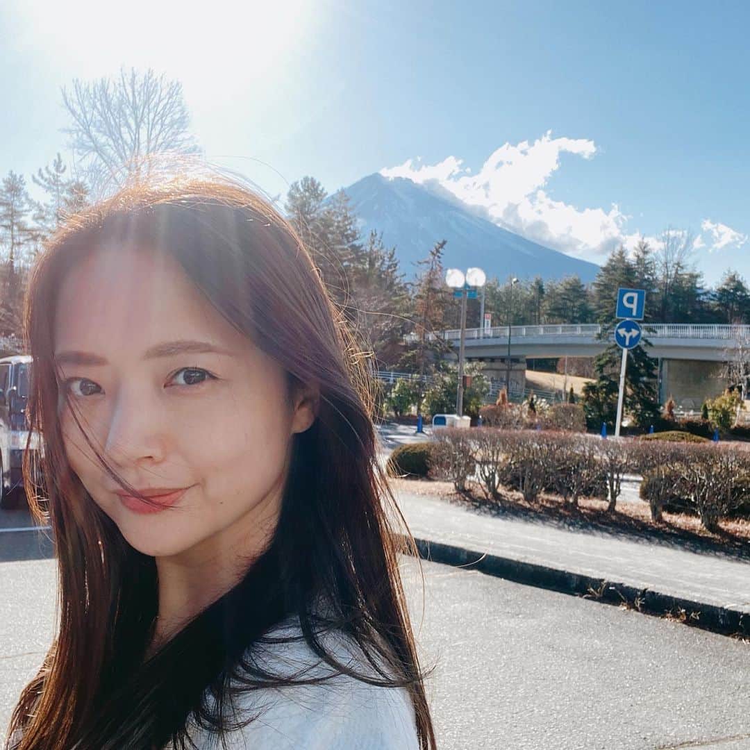 のインスタグラム：「お正月太りしないように気をつけてたのに、少し気が緩んでしまった。  動きたい、、 ヨガやりたい。  #正月太り #富士急ハイランド #どうやって痩せよう #まずは脂肪燃焼スープから」