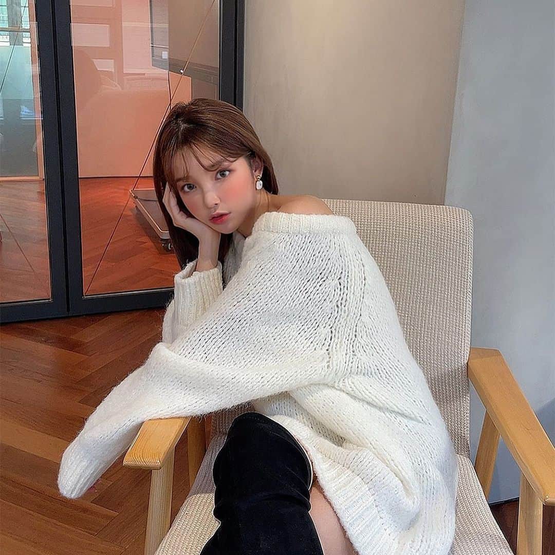 Chuuのインスタグラム：「부드럽고 도톰한 두께감으로 따뜻하게 입어보실 수 있는 니트 원피스에요🤍   목선을 길어보이고 쇄골라인을 아름답게 연출해주는 깊은 V 넥으로 다양한 아이템과 매치하기 수월하며 탑으로나 원피스로 활용하기 좋은 상품이랍니다💕 #chuu #chuuseoul」