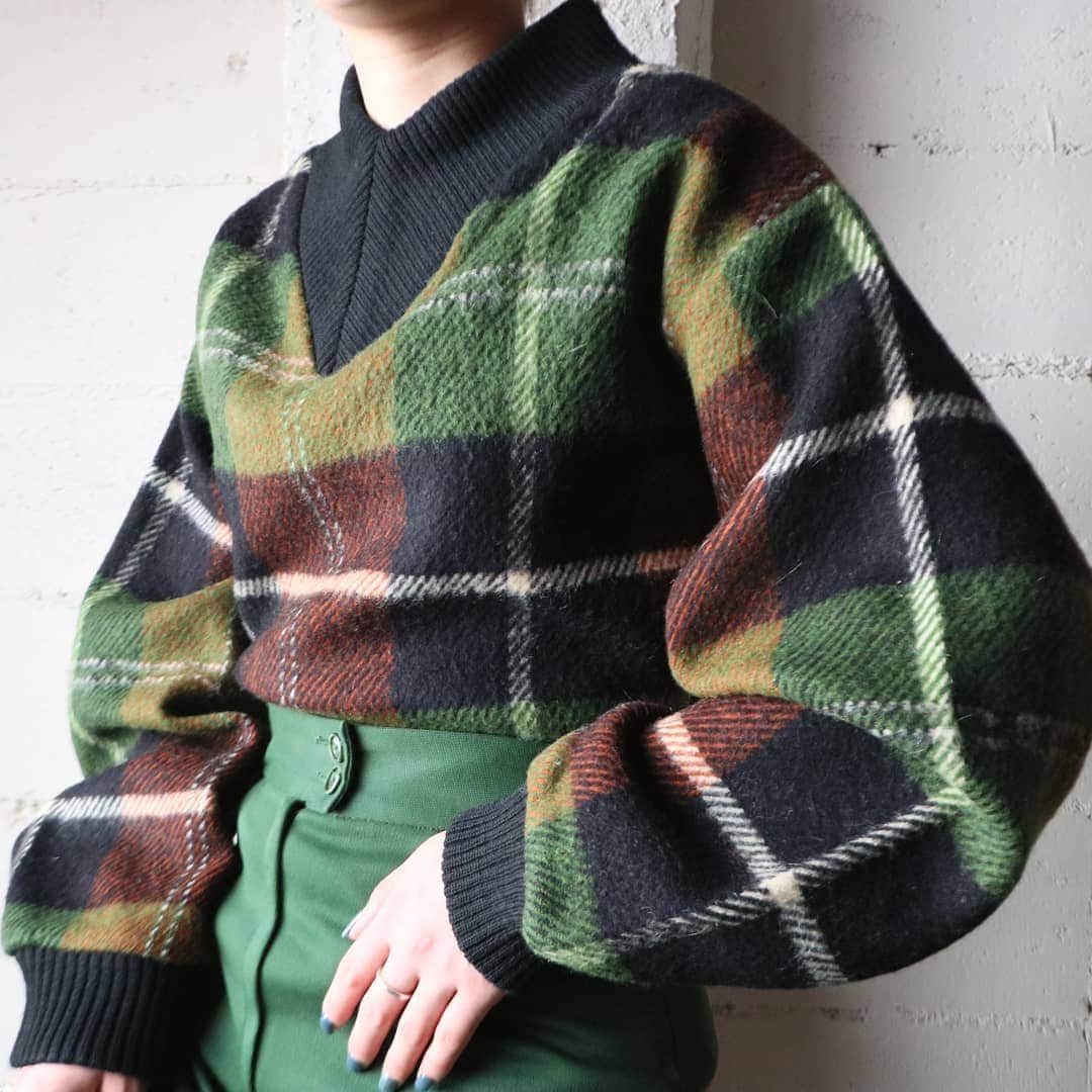 吉祥寺 古着屋 Orfeoのインスタグラム：「1960's Vintage Rib Design Check Knit  . #orfeo #kichijoji #tokyo #vintage #used #fashion #coordinate #outfit . . .  お問い合わせはインスタグラムのプロフィール掲載のメールアドレスにお願いいたします。コメント、DMでのお問い合わせは受け付けておりませんのでご了承ください。 ONLINE SHOPの商品も店頭にてご購入頂けます。気になる商品がございましたらスタッフにお声掛けください。  新型コロナウィルス感染拡大防止策を徹底した上で営業をしております。マスクの着用、入店時にアルコールでの消毒をお願いいたします。」