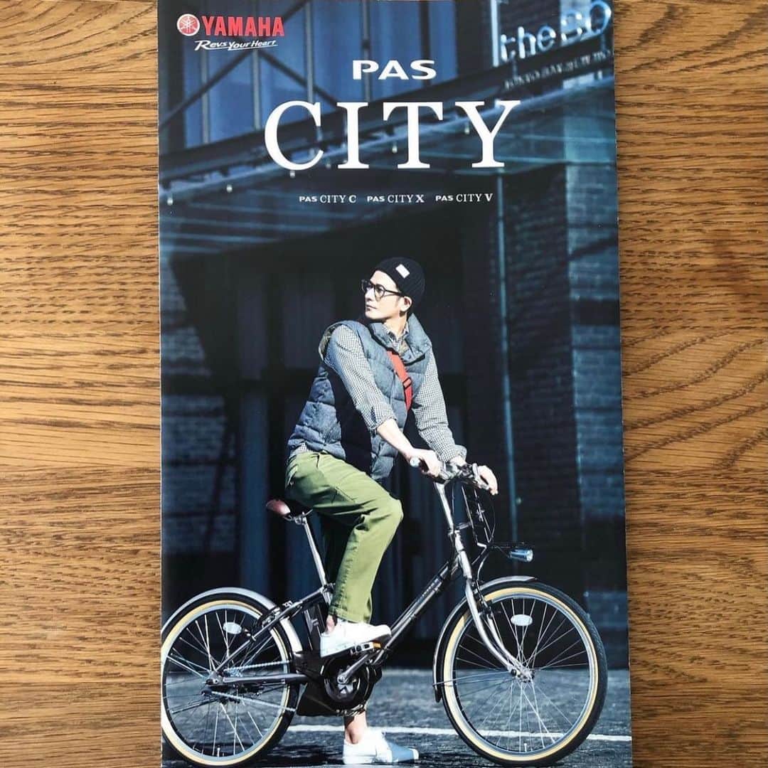 楠ダニエルのインスタグラム：「お世話になってるYAMAHAさん🚲﻿ ﻿ ﻿ ﻿ 今年撮影したものがパンフレットに﻿ なっているらしく☺️﻿ ﻿ ﻿ この表紙を見つけたら﻿ チェックしてみてね🙃﻿ ﻿ ﻿ ﻿ ﻿ #YAMAHA#ヤマハ自転車#ヤマハ#撮影#model#shooting#家族#父親#papamodel#パパ#自転車#danny#daniel#モデル#ダニエル#電動アシスト自転車　#サラリーマン#city#スーツ#街ブラ#オフィスカジュアル」