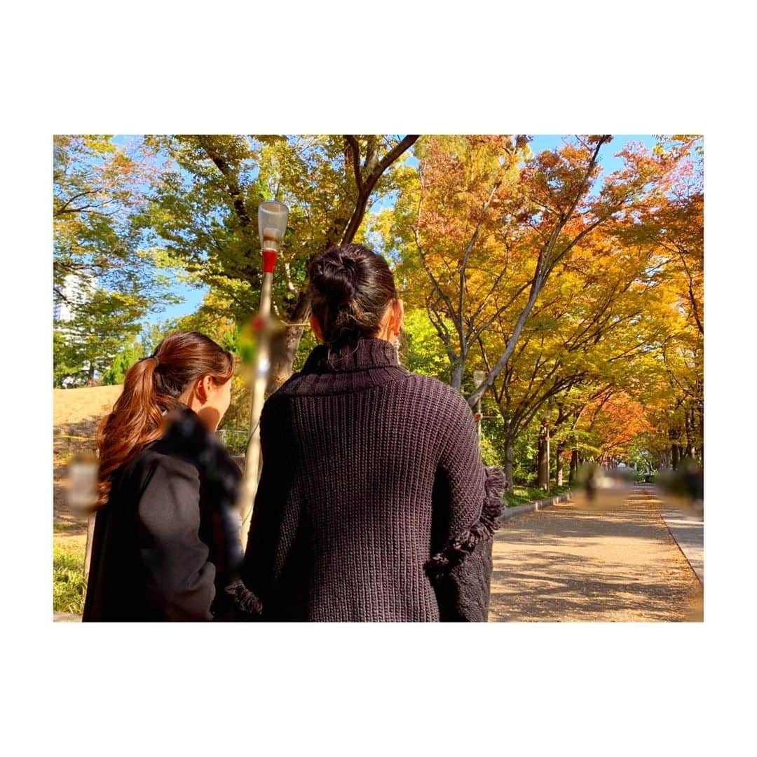 YURINAのインスタグラム：「・﻿ 🦄🖤🍁🌾🍂 ﻿ ﻿ 📸 with AMANE 🦄﻿ ﻿ ﻿ ﻿ 今よりまだ暖かかった秋の写真🍁🍂﻿ ﻿ ﻿ ﻿ 寒い日が続いていますね🥶❄️﻿ ﻿ 厳しい状況が続いていますが、﻿ 皆様体調には気をつけて下さいね😷﻿ ﻿ ﻿ 今日から2週間後には、﻿ 「BsGirls 2020 FINAL LIVE ～Play Ball～｣﻿ ﻿ チケット完売、皆様ありがとうございます🎫✨﻿ ﻿ ﻿ 当日元気にお会いしましょう！！！﻿ ﻿ ﻿ ﻿ #baseball #プロ野球 #ORIX #Buffaloes #BsGirls﻿ #京セラドーム大阪 #ほっともっとフィールド神戸 ﻿ #yurina_359  #BsGirls2020 #performer﻿ #dance #全力パフォーマンス ﻿ #高身長女子 #筋トレ女子 #腹筋女子﻿ #トレーニング女子 #ボディメイク ﻿ #野球好きと繋がりたい #オリ姫 #野球女子﻿ #靭公園 #大阪 #撮影オフショット ﻿ #紅葉シーズン #ブラックコーデ﻿ #ロングブーツ #オールブラック ﻿ #follow #fashion #ootd ﻿」