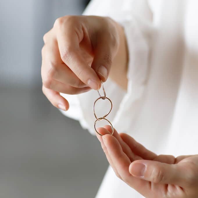 SIENAさんのインスタグラム写真 - (SIENAInstagram)「指周りを大胆なラインで描くリングアームが印象的なアロジュリング。中でもリング同士が連なったデザインは、あえてオーバーサイズのリングを入れることで、手元の動きに合わせてリングのシルエットが変化する新感覚のリングとなっています。  #sienarose #シエナロゼ #jewelry #necklace #ring #gold #accessory #プレゼント #リング #お守りジュエリー #ご褒美ジュエリー #ジュエリー #ゴールドアクセサリー #シンプル #シンプルライフ #シンプルコーデ#アロジュ」1月9日 13時05分 - sienarose_official