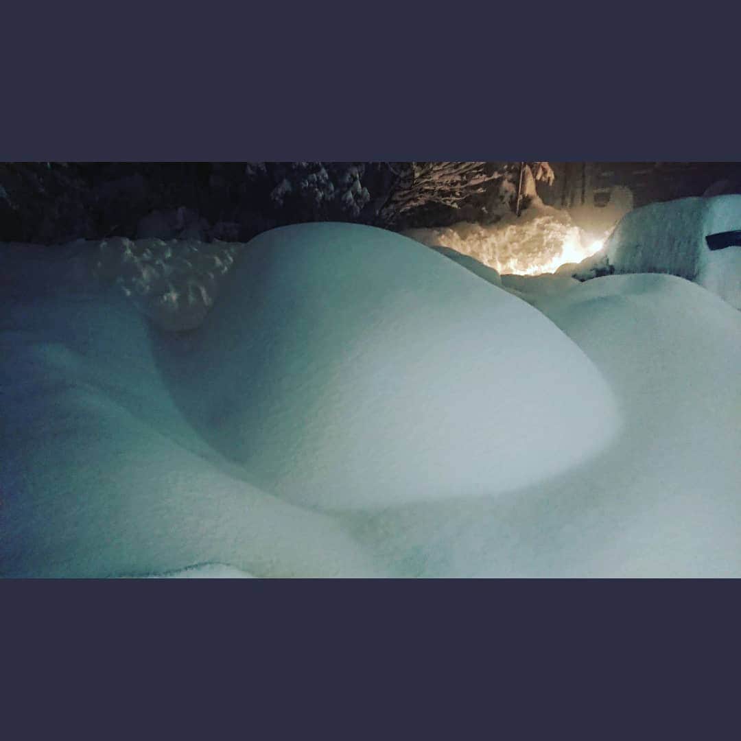 松本隆博のインスタグラム：「。 ネットで拾った写真なのですが これ車です。。 僕も30代の時に京都で未曾有の 大雪で車がこうなりました… 朝起きて会社行こうとして、これ。 その日大事な会議で会社からは、 ｢なんとか出てこれんのか？｣ と言われ、、  まずは、車が何処にあるのか… 恐らくあれっぽいのですが、 まず雪を掘ってみます。  なんて会話したの覚えてます。 (˙◁˙)」