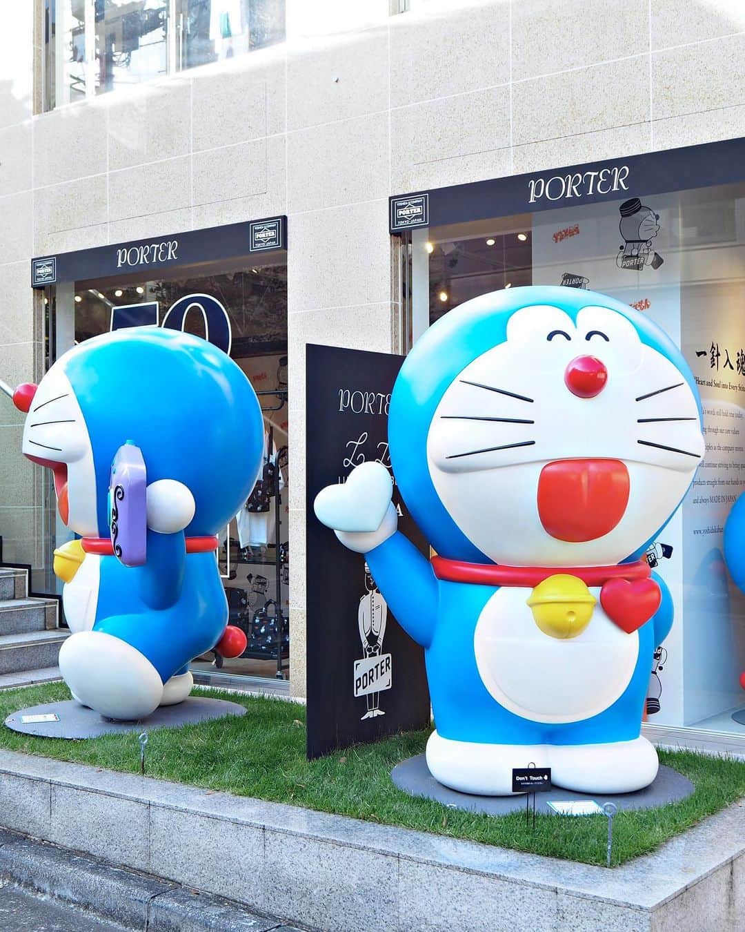 のインスタグラム：「.﻿ ただいまPORTER flagship store、PORTER STAND各店及びPORTER ZOZOTOWN店にて、来週12日（火）まで「ドラえもん × PORTER」オリジナルアイテムを完全数量限定でご予約を承っております。 ﻿ 予約受付期間：～2021年1月12日（火）当該店舗営業時間内﻿ ﻿ 実施店舗：PORTER OMOTESANDO﻿ 　　　　　PORTER MARUNOUCHI﻿ 　　　　　PORTER OSAKA﻿ 　　　　　PORTER STAND 品川駅店﻿ 　　　　　PORTER STAND 東京駅店﻿ 　　　　　PORTER STAND 京都店﻿ 　　　　　PORTER ZOZOTOWN店﻿ 　　　　　https://is.gd/XZ5wsx  対象アイテム：﻿ ＜PORTER flagship store／PORTER ZOZOTOWN店のみ＞﻿ ・トートバッグ ￥35,500（税別）﻿ ・2WAYショルダーバッグ ￥20,000（税別）﻿ ・ウエストバッグ ￥23,000（税別）﻿ ﻿ ＜PORTER STAND／PORTER ZOZOTOWN店のみ＞﻿ ・デイパック ￥37,500（税別）﻿ ・2WAYトートバッグ ￥28,000（税別）﻿ ・ショルダーバッグ ￥27,500（税別）﻿ ﻿ ＜実施店舗全店＞﻿ ・ロングウォレット ￥24,000（税別）﻿ ・マルチウォレット ￥17,000（税別）﻿ ・ポーチ ￥16,000（税別）﻿ ﻿ お渡し予定日：2021年5月中旬﻿ ﻿ ※完全数量限定につき、規定の予約数を満たした場合は販売を終了いたします。﻿ ※PORTER flagship storeとPORTER STANDにおいては予約対象アイテムが異なります。 ※お電話での予約も承っています。﻿ ※状況によってはお渡し予定日が前後する場合がございます。﻿ ※「ドラえもん × PORTER」オリジナルアイテムの雑貨類は予約対象外です。﻿ ※その他詳細につきましては直接店舗にお問い合わせください。﻿ ﻿ なお、PORTER flagship store、PORTER STAND各店では、引き続き「ドラえもん」の50周年を記念したイベントを開催しております。﻿ ﻿ 開催期間：～2021年1月12日（火）﻿ ﻿﻿ ※店舗では引き続き感染拡大予防対策を実地させていただいており、お客様及び従業員の安全と健康に配慮し、状況に応じて入店を規制させていただく場合がございます。﻿  ©Fujiko-Pro﻿ ﻿ #yoshidakaban #porter #luggagelabel #porteryoshida #madeinjapan #japan  #porterflagshipstore #porterstand #zozotown　#theportergallery #omotesando #marunouchi #osaka #trunkshow #shinagawa #tokyo #kyoto #吉田カバン #ポーター #ポータースタンド #表参道 #丸の内 #大阪 #品川 #東京 #京都 #ゾゾタウン #ドラえもん #DORAEMON」