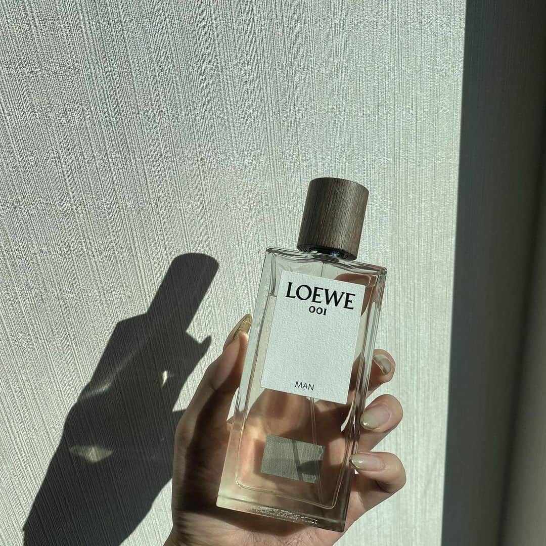 のインスタグラム：「最近はメンズ香水がお気に入り @loewe   ネイルのびてきたけど、 このゴールドフレンチ、 グラデーションにしてもらったから 全然伸びてきたのも目立たない🐑」