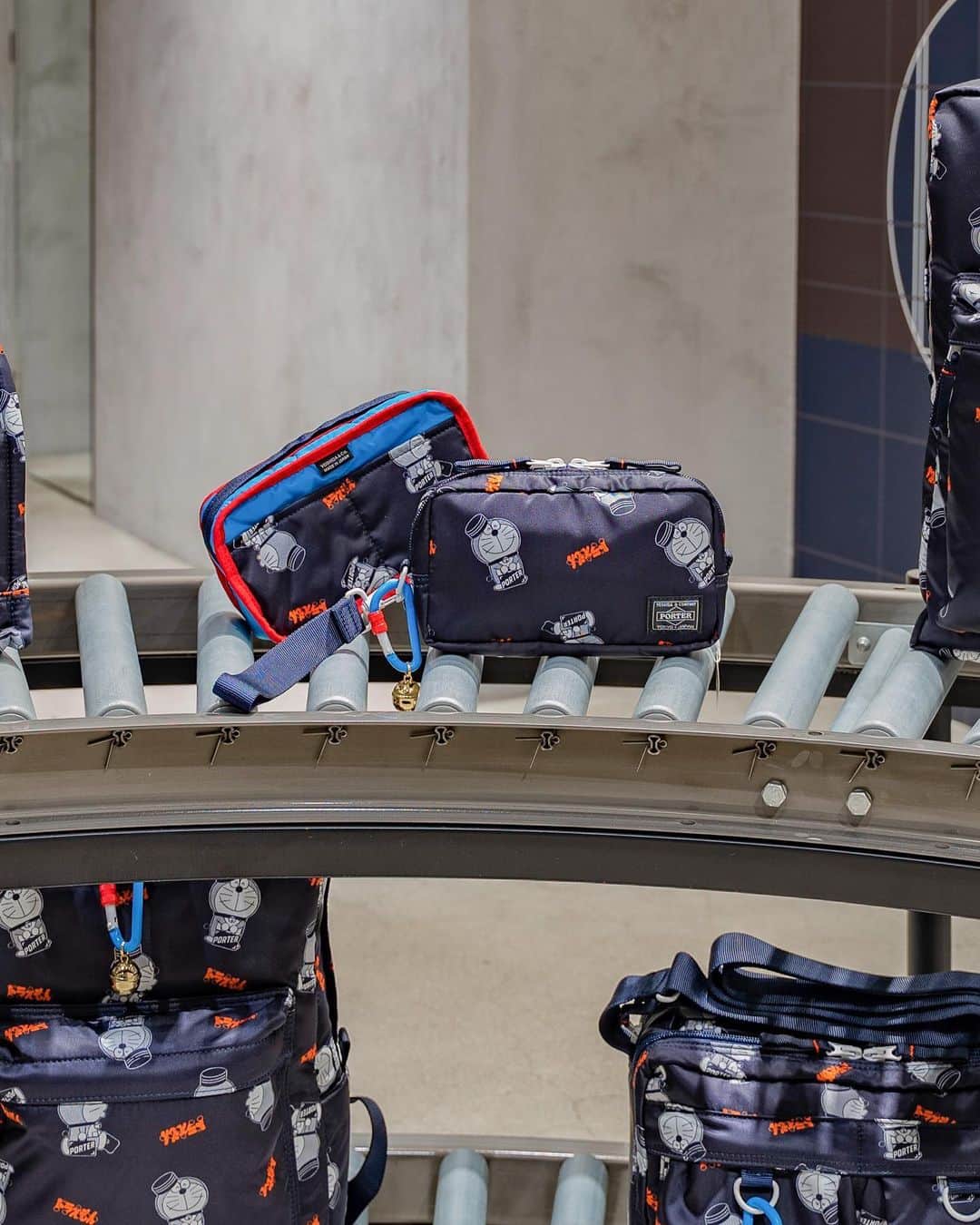 のインスタグラム：「﻿ ただいまPORTER flagship store、PORTER STAND各店及びPORTER ZOZOTOWN店にて、来週12日（火）まで「ドラえもん × PORTER」オリジナルアイテムを完全数量限定でご予約を承っております。﻿ ﻿ 予約受付期間：～2021年1月12日（火）当該店舗営業時間内﻿ ﻿ 実施店舗：PORTER OMOTESANDO﻿ 　　　　　PORTER MARUNOUCHI﻿ 　　　　　PORTER OSAKA﻿ 　　　　　PORTER STAND 品川駅店﻿ 　　　　　PORTER STAND 東京駅店﻿ 　　　　　PORTER STAND 京都店﻿ 　　　　　PORTER ZOZOTOWN店﻿ 　　　　　https://is.gd/XZ5wsx﻿ ﻿ 対象アイテム：﻿ ＜PORTER flagship store／PORTER ZOZOTOWN店のみ＞﻿ ・トートバッグ ￥35,500（税別）﻿ ・2WAYショルダーバッグ ￥20,000（税別）﻿ ・ウエストバッグ ￥23,000（税別）﻿ ﻿ ＜PORTER STAND／PORTER ZOZOTOWN店のみ＞﻿ ・デイパック ￥37,500（税別）﻿ ・2WAYトートバッグ ￥28,000（税別）﻿ ・ショルダーバッグ ￥27,500（税別）﻿ ﻿ ＜実施店舗全店＞﻿ ・ロングウォレット ￥24,000（税別）﻿ ・マルチウォレット ￥17,000（税別）﻿ ・ポーチ ￥16,000（税別）﻿ ﻿ お渡し予定日：2021年5月中旬﻿ ﻿ ※完全数量限定につき、規定の予約数を満たした場合は販売を終了いたします。﻿ ※PORTER flagship storeとPORTER STANDにおいては予約対象アイテムが異なります。﻿ ※お電話でのご予約も承っております。﻿ ※状況によってはお渡し予定日が前後する場合がございます。﻿ ※「ドラえもん × PORTER」オリジナルアイテムの雑貨類は予約対象外です。﻿ ※その他詳細につきましては直接店舗にお問い合わせください。﻿ ﻿ なお、PORTER flagship store、PORTER STAND各店では、引き続き「ドラえもん」の50周年を記念したイベントを開催しております。﻿ ﻿ 開催期間：～2021年1月12日（火）﻿ ﻿ ※店舗では引き続き感染拡大予防対策を実地させていただいており、お客様及び従業員の安全と健康に配慮し、状況に応じて入店を規制させていただく場合がございます。﻿ ﻿ ©Fujiko-Pro﻿ ﻿ #yoshidakaban #porter #luggagelabel #porteryoshida #madeinjapan #japan  #porterflagshipstore #porterstand #zozotown　#theportergallery #omotesando #marunouchi #osaka #trunkshow #shinagawa #tokyo #kyoto #吉田カバン #ポーター #ポータースタンド #表参道 #丸の内 #大阪 #品川 #東京 #京都 #ゾゾタウン #ドラえもん #DORAEMON」