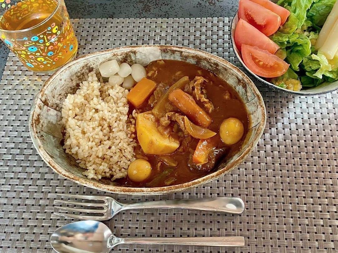 喜国雅彦＆国樹由香さんのインスタグラム写真 - (喜国雅彦＆国樹由香Instagram)「喜国さんが作るカレーは、トマトが効いていて大好きなお味。玄米ごはんでいただきました。ごちそうさま！（由）   #lunchtime #lunch #curry #salad #tea #tokyo #japan #おうちごはん #おうちじかん #楽しく過ごそう」1月9日 13時27分 - kunikikuni
