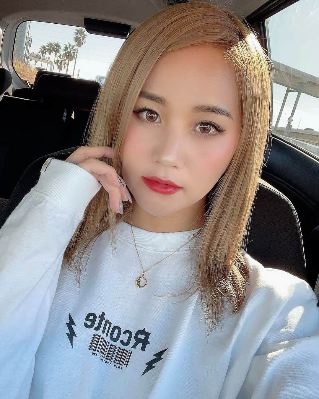LORYのインスタグラム：「Hello🤍🤍🤍」