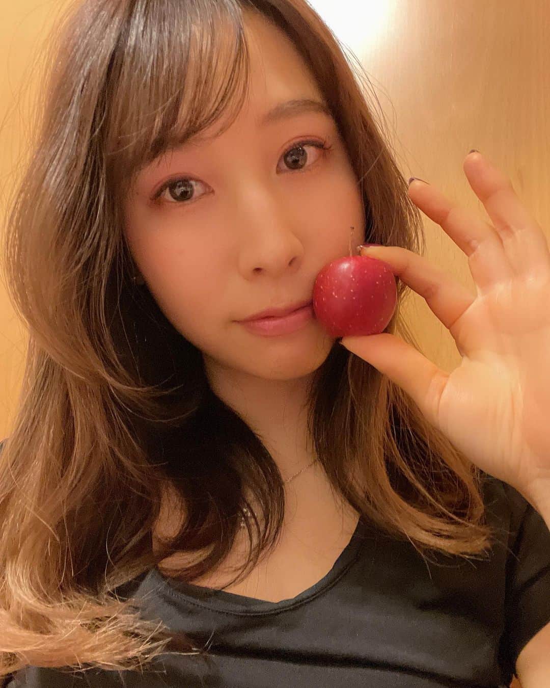 米澤有さんのインスタグラム写真 - (米澤有Instagram)「ちっちゃいりんご🍎 見つけたー‼︎ なにこれ、可愛い😍  #りんご #ミニりんご #おやつタイム #果物生活 #ちっちゃいりんごがあるって知らなかった😂」1月9日 13時33分 - yu.u.yonezawa