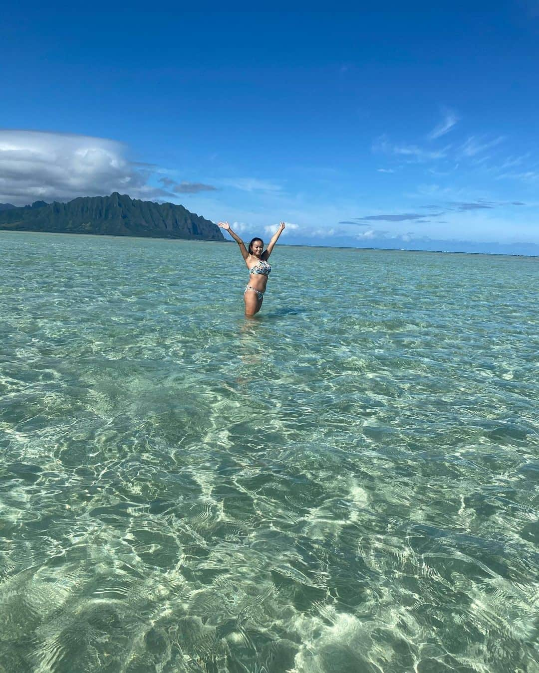 小池絵未のインスタグラム：「Kaneohe Sand bar ✨  引き潮になるとかなり浅くなって砂浜が出ててくるよー  #ハワイ #ハワイ旅行 #ハワイ生活 #ハワイ好きな人と繋がりたい #ワイキキ #アメリカ生活　 #hawaii #hawaiilife」