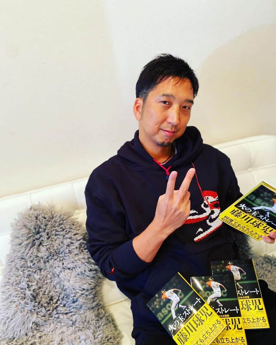 藤川球児さんのインスタグラム写真 - (藤川球児Instagram)「1月16日より発売されます❗️ 「火の玉ストレート」が出来上がってきました😎 僕も自分で読み返しながら、これからの人生に役立てていこうと思っております。 皆様や、お子様達の人生にも必ず活かす事の出来る仕上がりになっていると思います。 右腕一本で切り開いてきた人生を是非見てみてください‼️ ※野球人生は岐路の連続だったね😆 #kyuji22  #火の玉ストレート  #書籍  #野球  #阪神タイガース  #プロ野球」1月9日 13時36分 - fujikawa_kyuji22