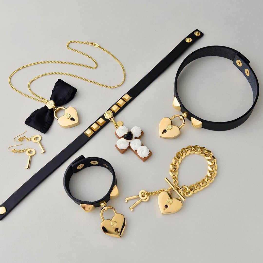 のインスタグラム：「【NEW】 Q-pot. Valentine Collection 2021♥ "ROCK & LOCK"🗝  Padlock & studded items are must haves for Rock fashion. It'll lock & open your heart♡   Please enjoy with adding sweet and rock taste to your coordinate. 🔓🖤  #qpot #qpotjapan #キューポット #rockandlock #newcollection #qpotnecklace #qpotnecklaces #qpotchoker #qpotearring #qpotbracelet #key #padlock #padlocks #cross #leather」