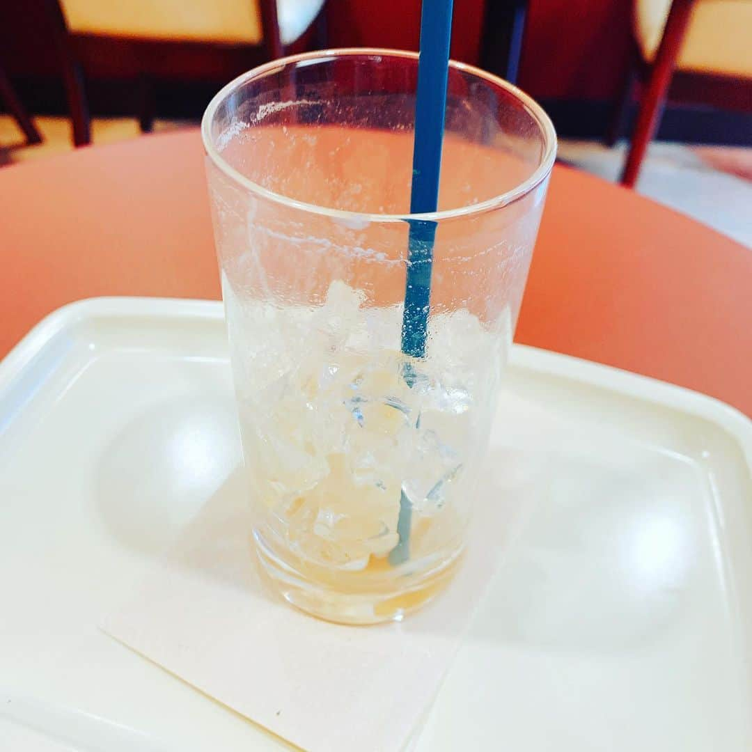 柏崎桃子さんのインスタグラム写真 - (柏崎桃子Instagram)「喉乾きすぎてカフェへ。  カフェラテのMなんて30秒でチャージだ。  30秒。  まだまだ飲める。  #カフェ #cafe  #カフェラテ #コーヒー #珈琲 #チャージ #休憩」1月9日 13時40分 - momoko_kashiwazaki