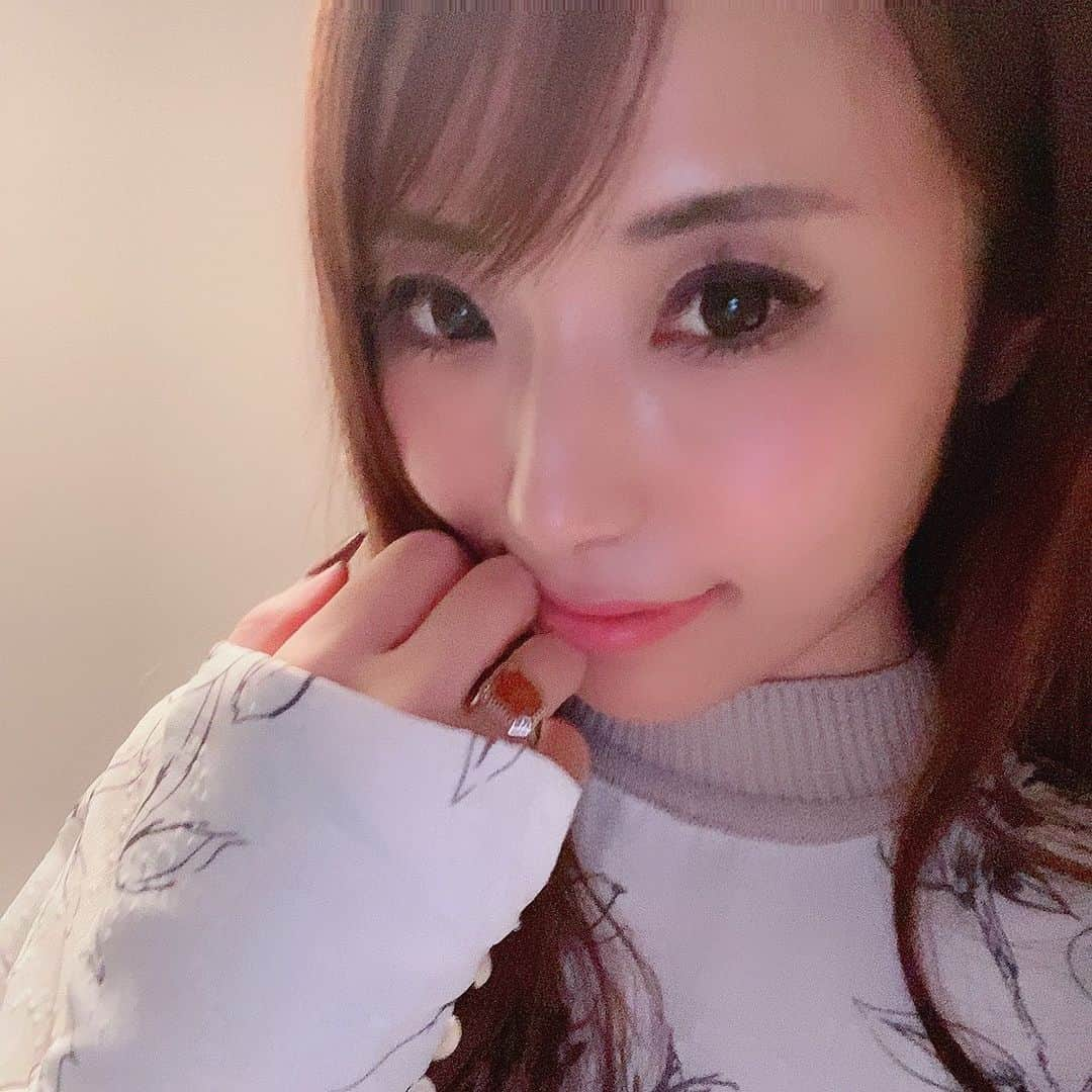 美波さおりのインスタグラム：「いつもいいね、コメントありがとうございます✨😊 東京中央美容外科江坂院で @tcbesaka ソノクイーンを受けて１ヶ月たったよー✨  2枚目にビフォーアフターの写真載せたから見てみてくださいー😊１ヶ月たってたるみがさらに引き上がってしわがうすくなりました！ 肌の調子もすごく良いー😊  切らないしわ・たるみ治療といわれてる リフトアップ機器で 今まで難しかった目の際、眉下、口周り、首への照射ができるから本当に気になるところを施術してもらえるよ😊  東京中央美容外科江坂院の ホームページにも詳しく載ってるから見てみてねー❤️😊  小野先生 @tcb.ono  いつもありがとうございます！！ 先生もスタッフの方もみなさん優しくてカウンセリングも丁寧で安心です😊✨  気になってる方はクリニックに連絡してみてください！ 私のインスタを見たと伝えてもらうと良いことがあるかもです✨😊  #リフトアップならtcb東京中央美容外科 #美容整形なら tcb東京中央美容外科 #東京中央美容外科 #東京中央美容 外科江坂院 #美容外科 #江坂 #吹田市 #小野院長#小野眞#ソノクイーン #ハイフ#HIFU #リフトアップ #pr」