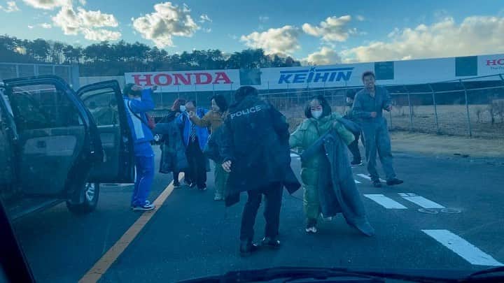 飯豊まりえのインスタグラム：「現場はとにかく寒くて、、過酷です！  身体の温め方がみんな独特😂  放送まであと少し🤏  #君と世界が終わる日に」